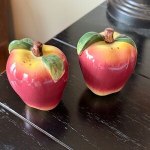 Apple Shaped Salt and Pepper Shakers-EUC
